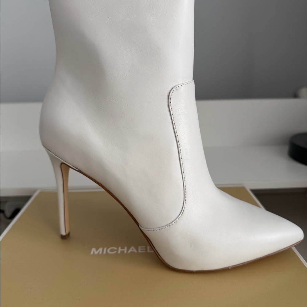 Michael Kors Elegant Cream Heeled Boots